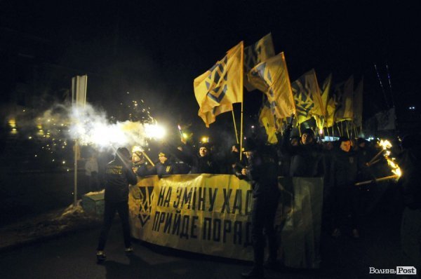 Фаєри, смолоскипи, гасла: Луцьком пройшла хода. ФОТО