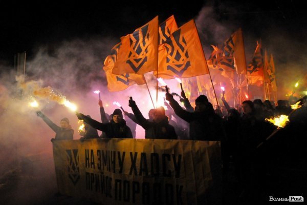 Фаєри, смолоскипи, гасла: Луцьком пройшла хода. ФОТО