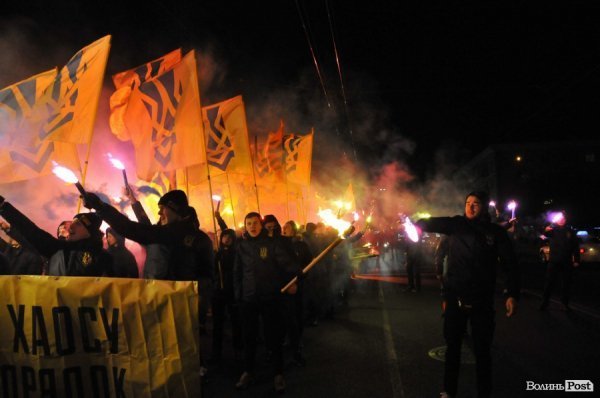 Фаєри, смолоскипи, гасла: Луцьком пройшла хода. ФОТО