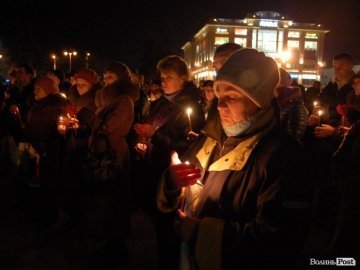 У Луцьку запалили свічки пам’яті за загиблими на Майдані. ФОТО