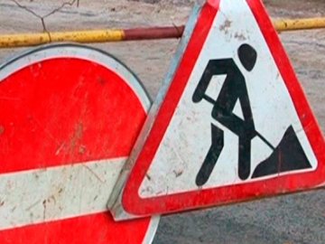 На луцькій вулиці комунальники відремонтували прорив труби