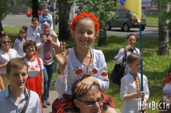 У Миколаєві - парад вишиванок і прапор-рекордсмен. ФОТО