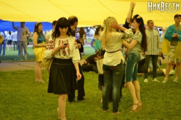 У Миколаєві - парад вишиванок і прапор-рекордсмен. ФОТО