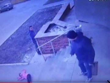 Стало відомо, за що батько скинув малу дитину з бетонних сходів