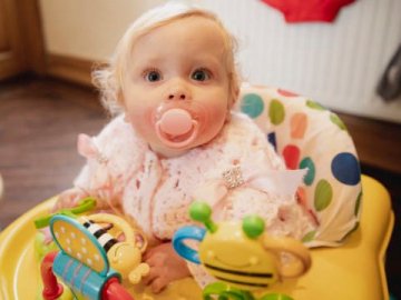 Пустушка, ходунки: у МОЗ розповіли, які речі можуть нашкодити малюку