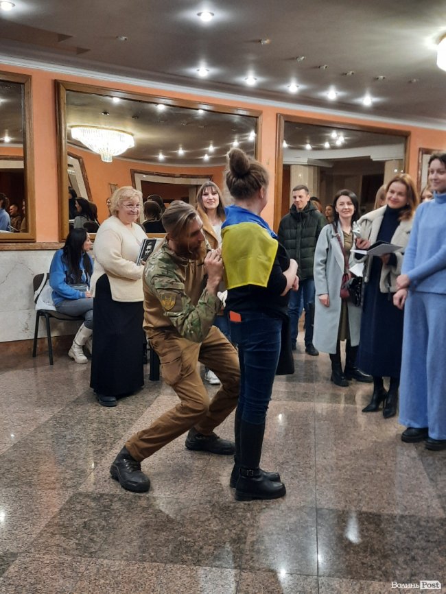 «Якщо Бог і є, він носить форму мого покоління»: Павло Вишебаба благодійним туром відвідав Луцьк 