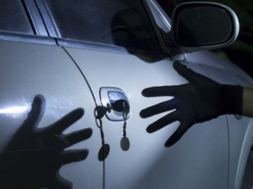 У волинянина з двору будинку викрали автівку