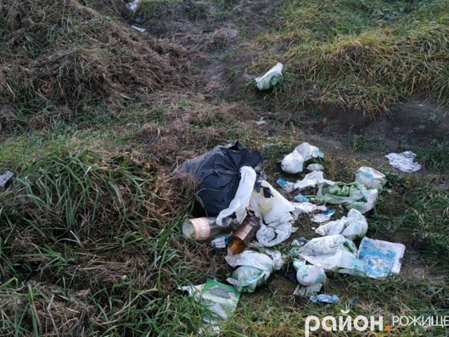 Біля волинського озера – стихійне сміттєзвалище. ФОТО