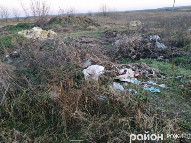 Біля волинського озера – стихійне сміттєзвалище. ФОТО