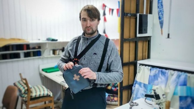 Волинянин-кравець шиє медичні сумки для військових. ВІДЕО