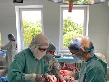 У волинській лікарні жінці видалили гігантську пухлину. ФОТО 18+