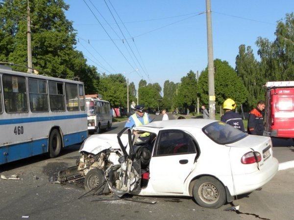 У Чернігові «п'яний» легковик врізався в тролейбус. ФОТО