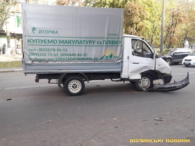 У Луцьку зіткнулись вантажівка та легковик. ФОТО