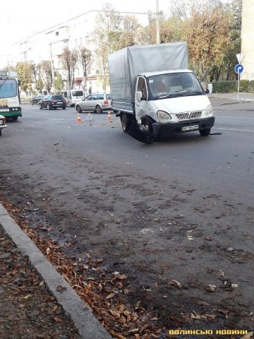 У Луцьку зіткнулись вантажівка та легковик. ФОТО