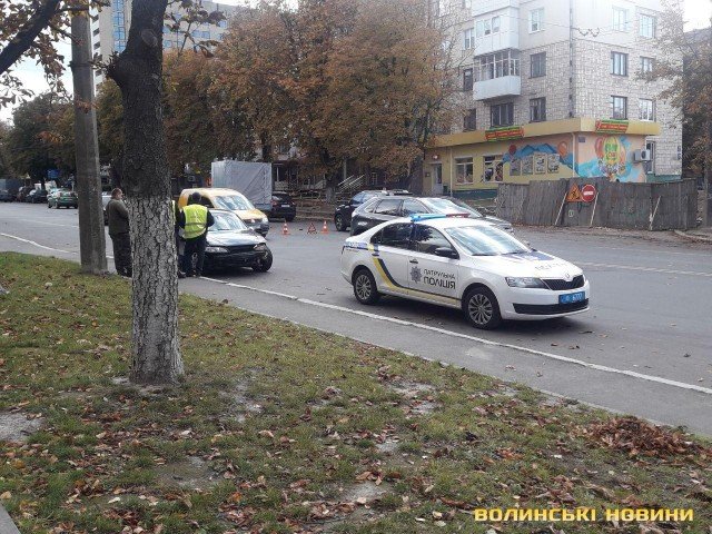 У Луцьку зіткнулись вантажівка та легковик. ФОТО