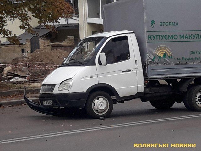 У Луцьку зіткнулись вантажівка та легковик. ФОТО