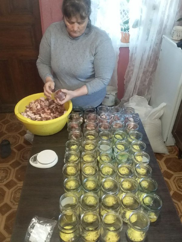 Годує воїнів і знімає ТіkТоk: чоловік з села на Волині передав для ЗСУ півтори тонни копченого м’яса