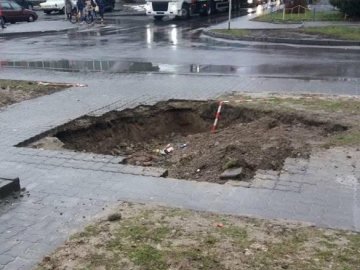 У Луцьку посеред тротуару – небезпечна яма