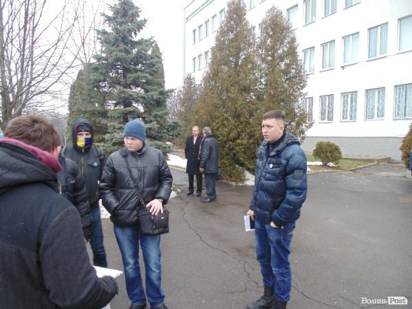 «Хочу повістку на день народження»: у Луцьку «тролили» міліцію. ФОТО