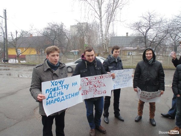 «Хочу повістку на день народження»: у Луцьку «тролили» міліцію. ФОТО