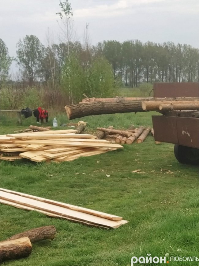 Жителі волинського села власноруч відремонтували місток на озері. ФОТО