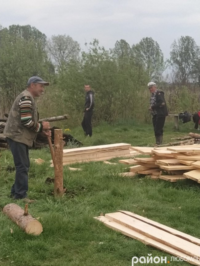 Жителі волинського села власноруч відремонтували місток на озері. ФОТО