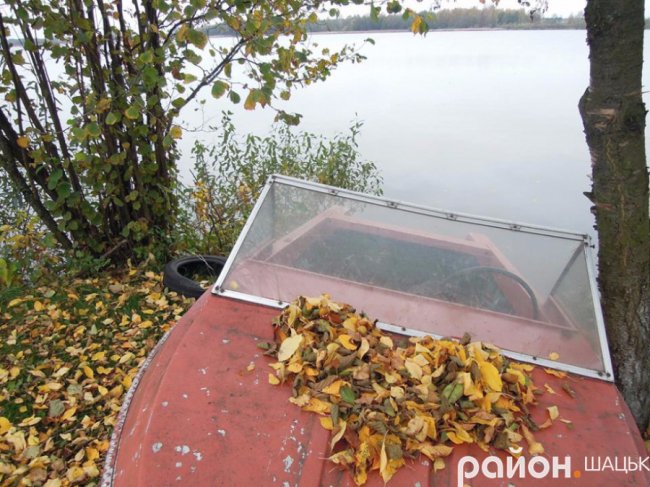 Безлюддя і човни з водою: волинське озеро восени. ФОТО