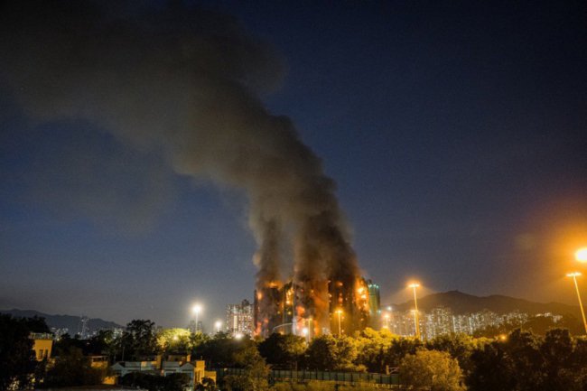 У Гонконзі - масштабна пожежа у низці багатоповерхових житлових будинків, 13 загиблих