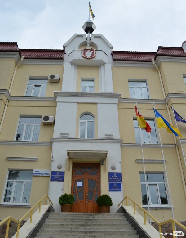 Луцьку мерію ремонтують. ФОТО