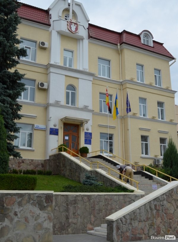 Луцьку мерію ремонтують. ФОТО