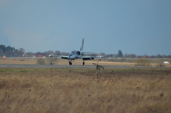 «Атакують» наземні цілі і відпрацьовують складний пілотаж: у небо над Волинню піднялися винищувачі