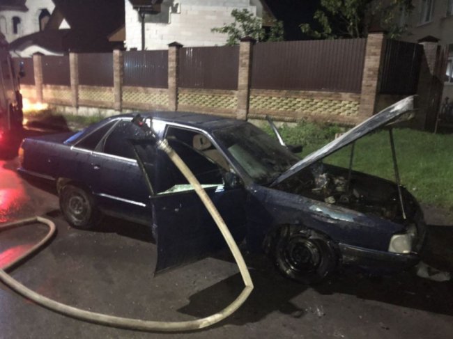 У місті на Волині вночі горів автомобіль. ФОТО