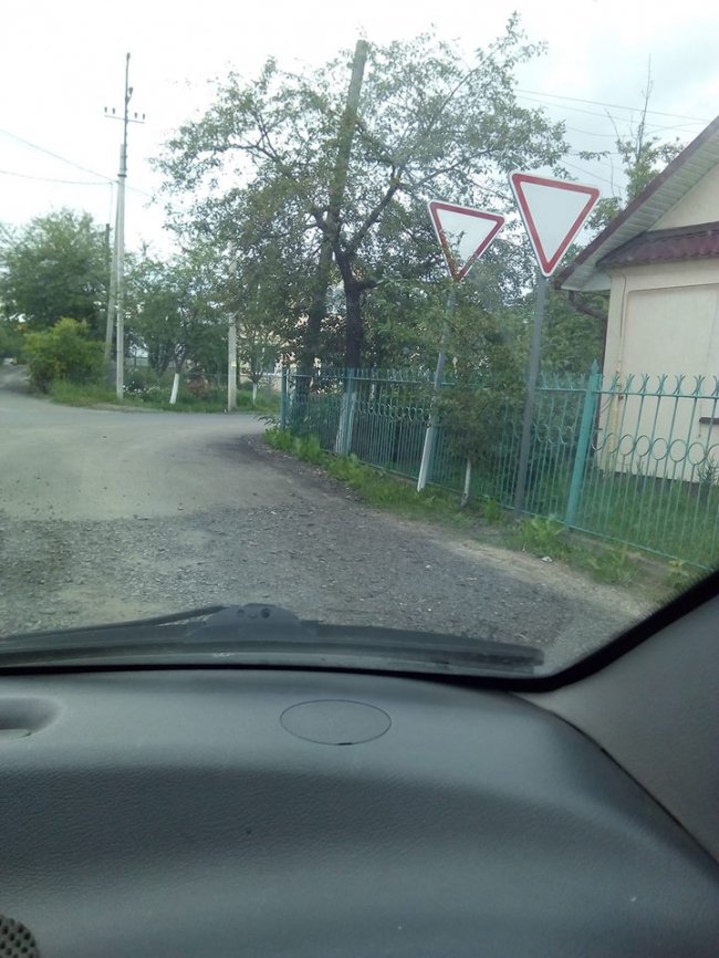 У Ковелі встановили два однакових дорожніх знаки. ФОТО