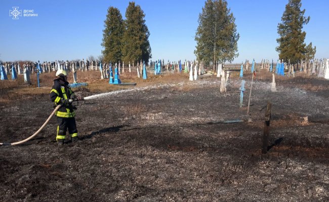 Вогонь перекинувся на хрести й пам'ятники: у селищі на Волині через паліїв трави ледве не згоріло кладовище 