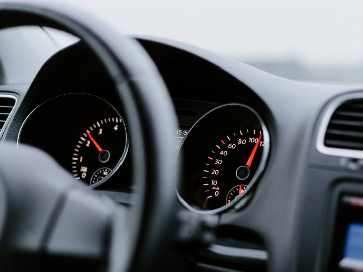 У Луцьку водій «Тесли» їхав на швидкості до 150 км/год: його особу встановлює поліція