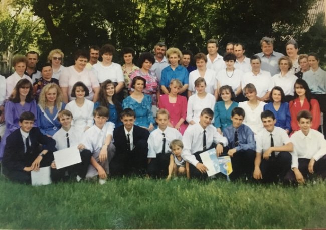 Пиво в бігудях та дискотека до ранку: як святкували випускний відомі волиняни