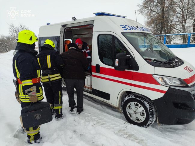 Через снігові замети на Волині «швидка» не дісталася до хворого