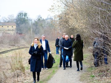 У джинсах та рукавичках: як Савченко зі студентами збирав сміття. ФОТО