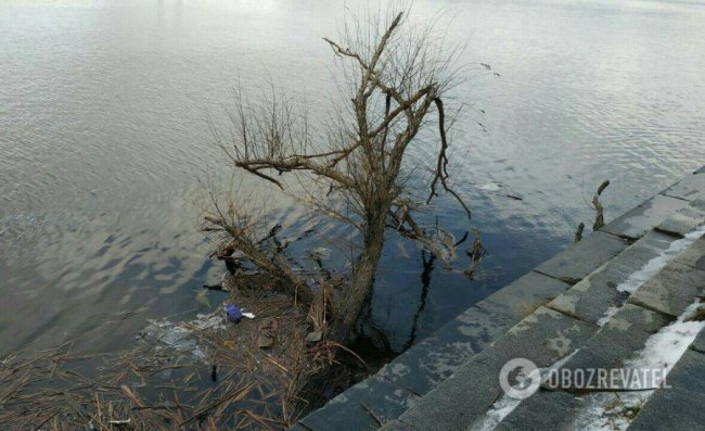 У Києві на набережній знайшли тіло дівчини