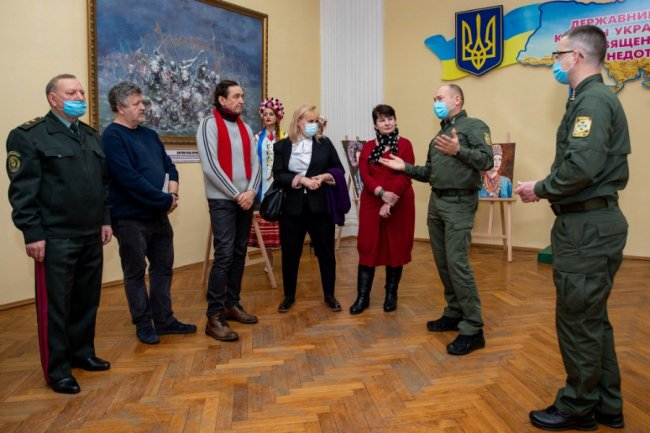 На виставці у Луцькому прикордонному загоні представили портрети молодиць з різних регіонів України. ФОТО