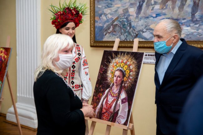 На виставці у Луцькому прикордонному загоні представили портрети молодиць з різних регіонів України. ФОТО