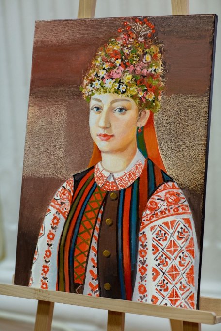 На виставці у Луцькому прикордонному загоні представили портрети молодиць з різних регіонів України. ФОТО