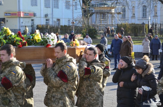 Загинув у день народження: Луцьк попрощався з воїном Віктором Лахаєм. ФОТОРЕПОРТАЖ