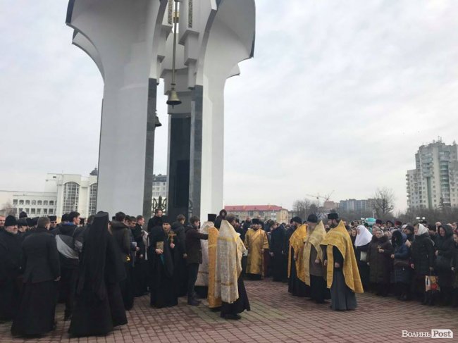 З нами Бог: у Луцьку прихильники УПЦ (МП) вийшли на майдан. ФОТО