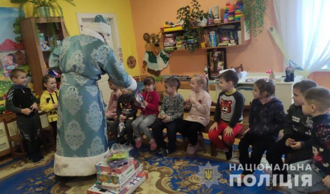 На Волині поліцейський перевтілюється в Миколая і вітає зі святом дітей та стареньких. ФОТО