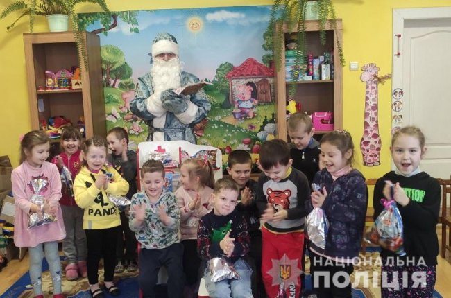 На Волині поліцейський перевтілюється в Миколая і вітає зі святом дітей та стареньких. ФОТО