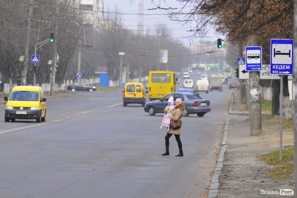 Люди на зупинках. БУДНІ МІСТА