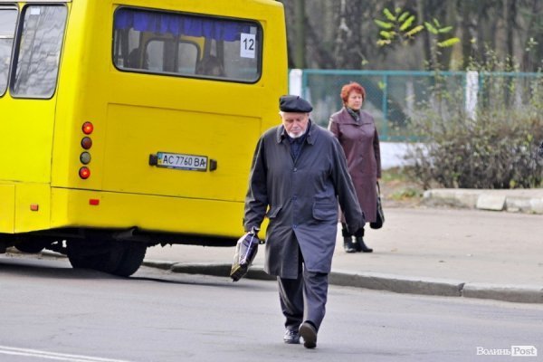 Люди на зупинках. БУДНІ МІСТА