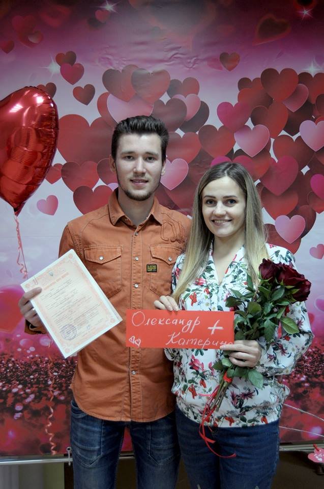 У луцькому ЦНАПі у День Валентина одружилися 5 пар молодят. ФОТО