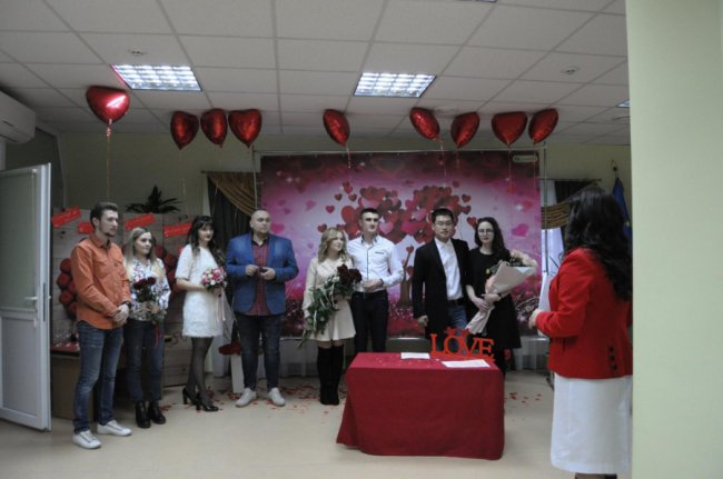 У луцькому ЦНАПі у День Валентина одружилися 5 пар молодят. ФОТО